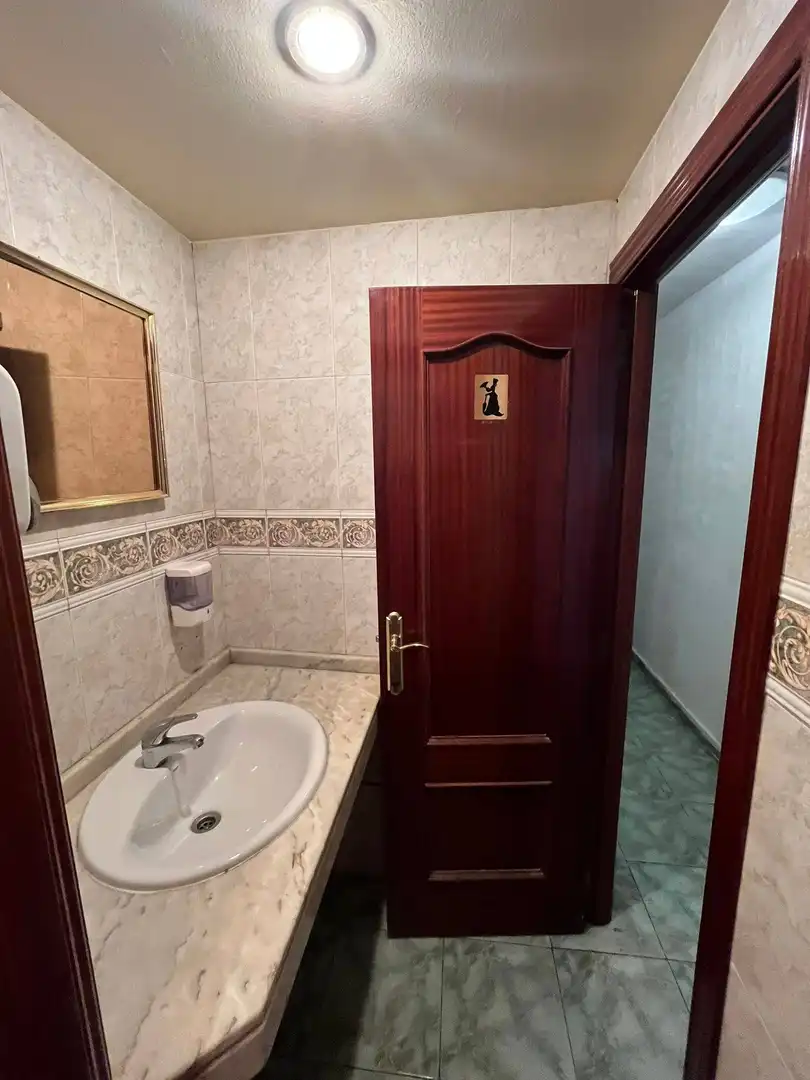 Baño de Local en venta en Madrid con Aire acondicionado y Amueblado