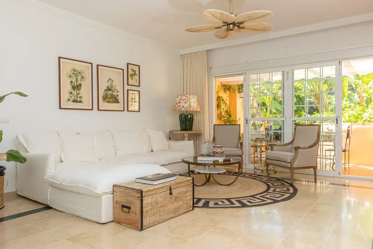 Sala d'estar de Casa adosada en venda en Marbella amb Aire condicionat i Alarma