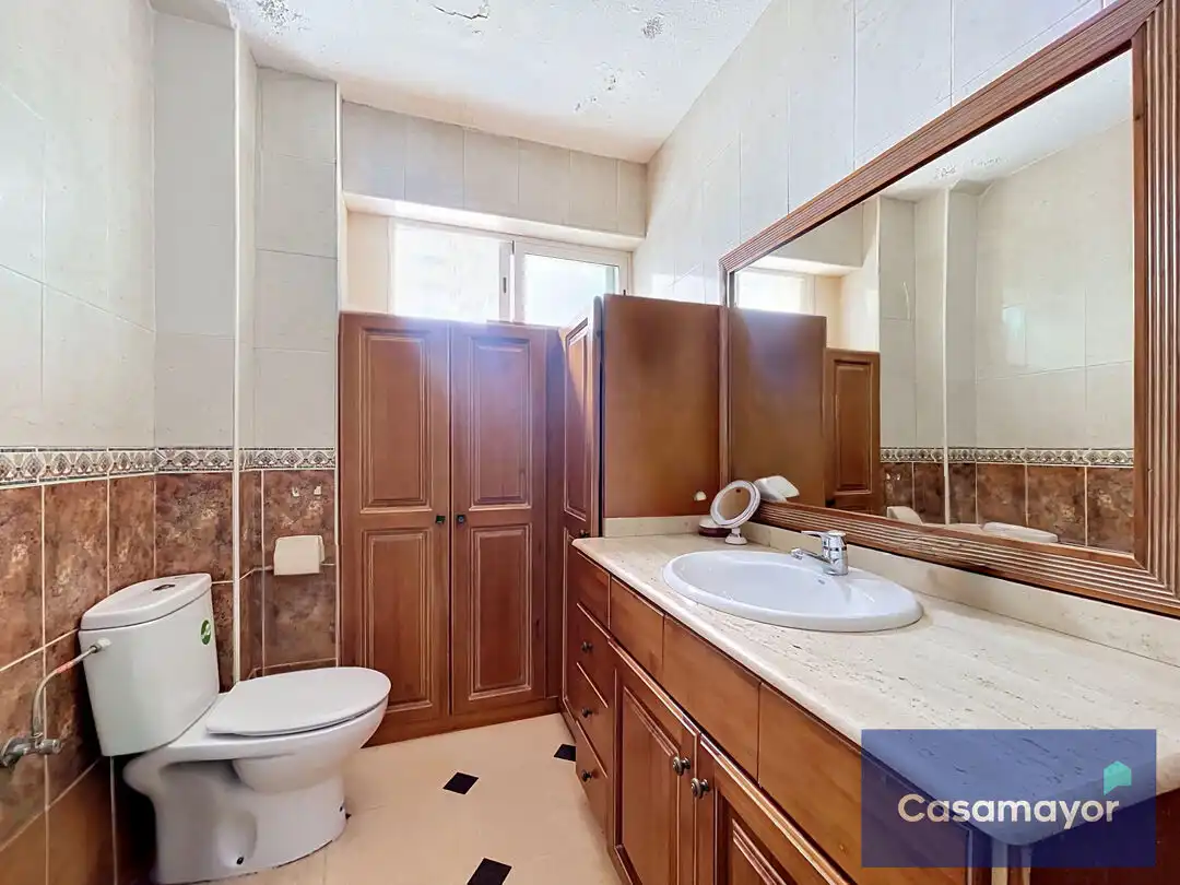 Badezimmer von Wohnung zum Verkauf in Alicante / Alacant mit Klimaanlage, Heizung und Terrasse