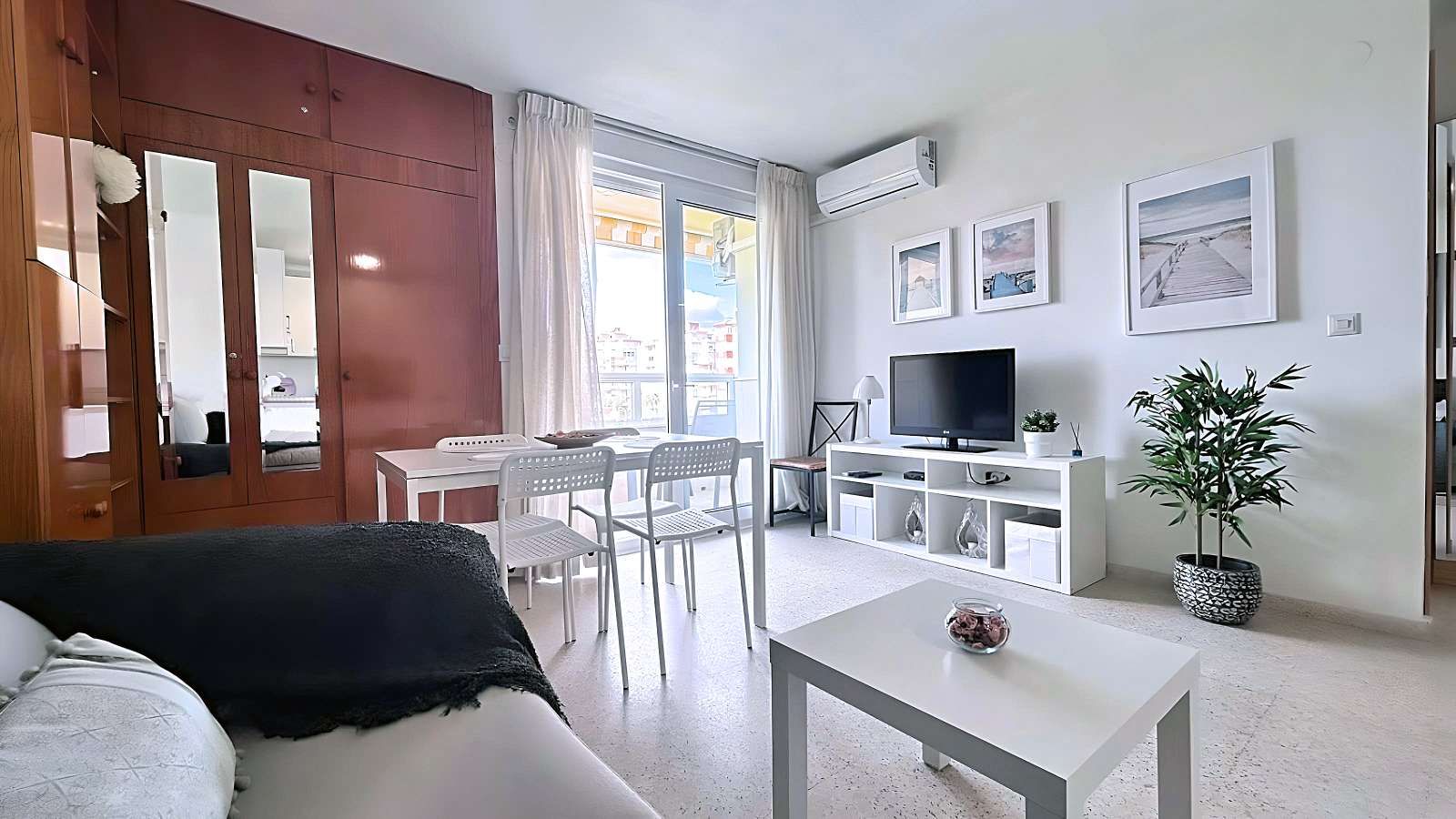 Sala de estar de Estudio para compartir en Torrox con Aire acondicionado y Terraza