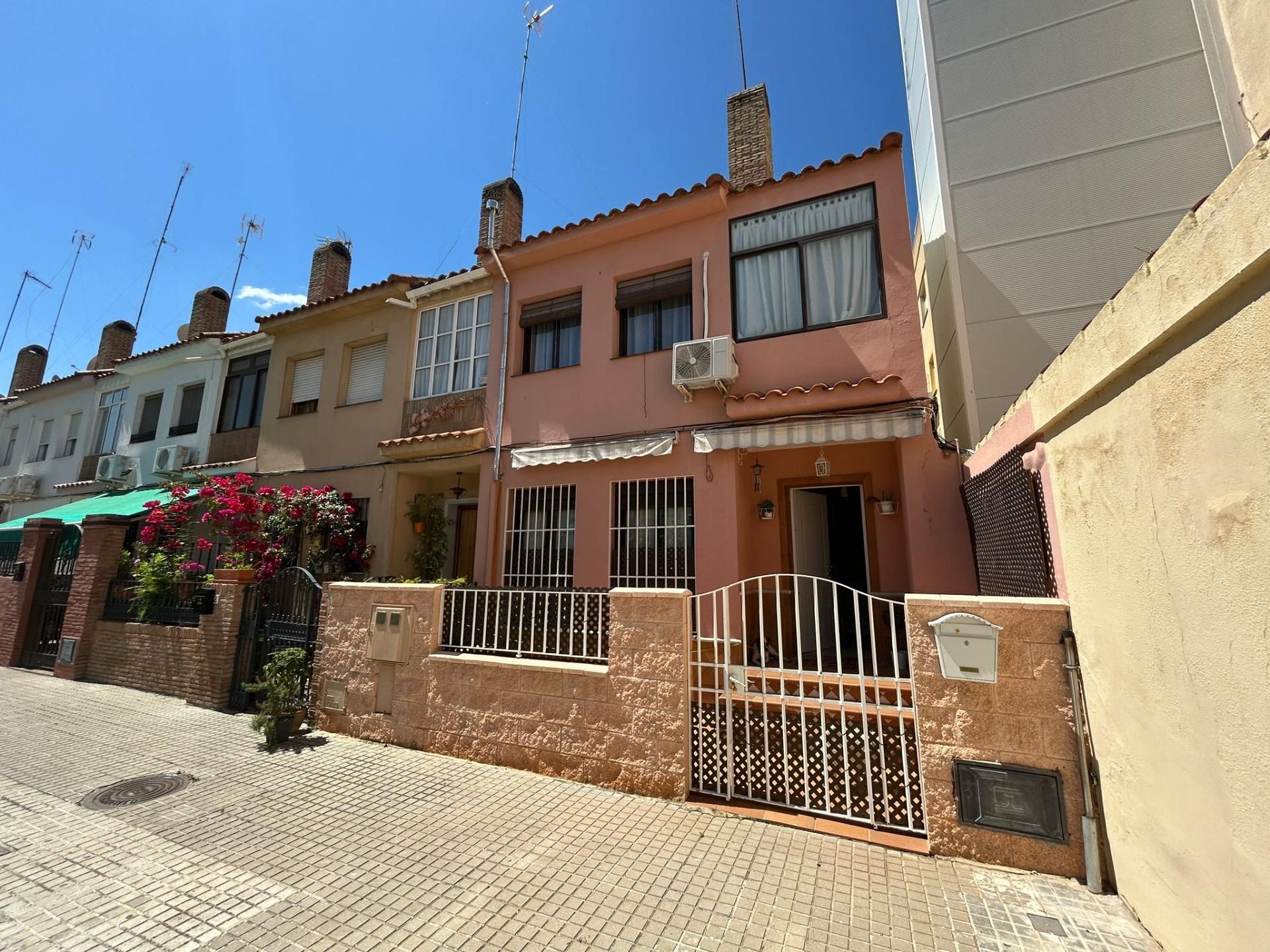 Exterior view of Single-family semi-detached for sale in Utrera