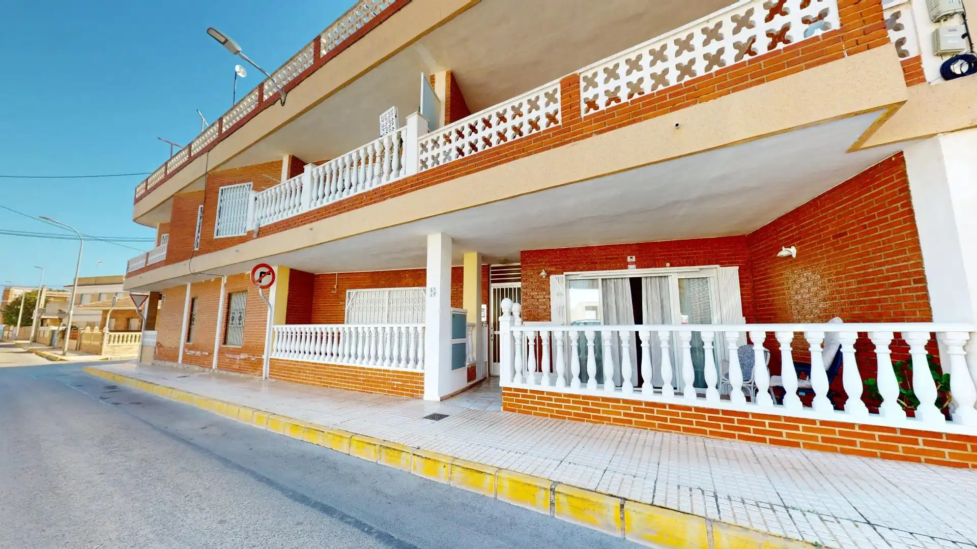 Vista exterior de Casa adosada en venda en Pilar de la Horadada amb Jardí privat i Terrassa