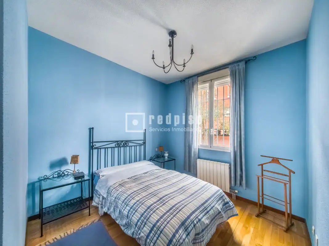 Bedroom of Flat for sale in Madrid  with Heating, Private garden and Parquet flooring