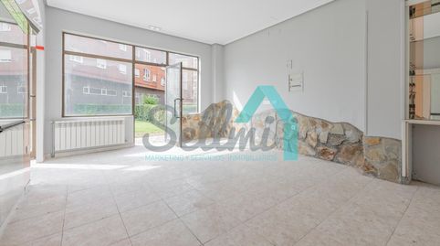 Local comercial en venta en zona Vallobín, Oviedo (Asturias, España). 

Precio: 55.000 €.
Superficie construida: 73 m². 
Plant