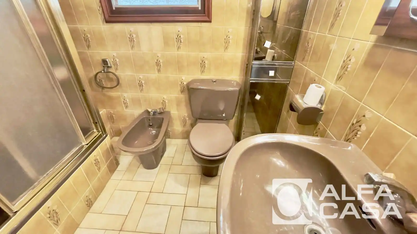 Bathroom of Houses for sale in Canyelles