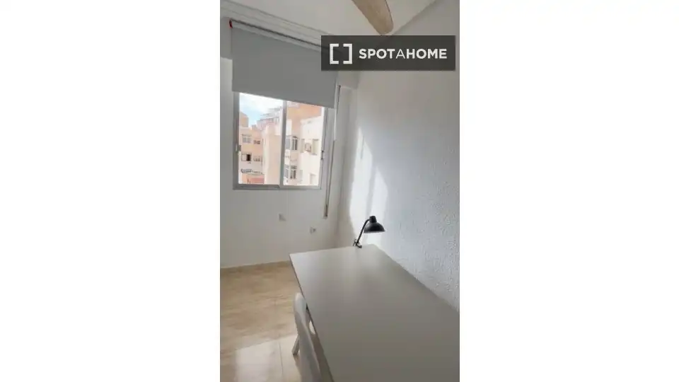 Bedroom of Flat for share in Almería  with Air Conditioner, Heating and Furnished