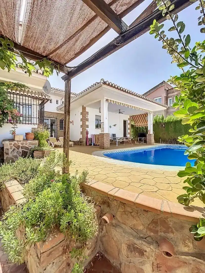 Vista exterior de Casa o xalet en venda en Cúllar Vega amb Aire condicionat i Piscina
