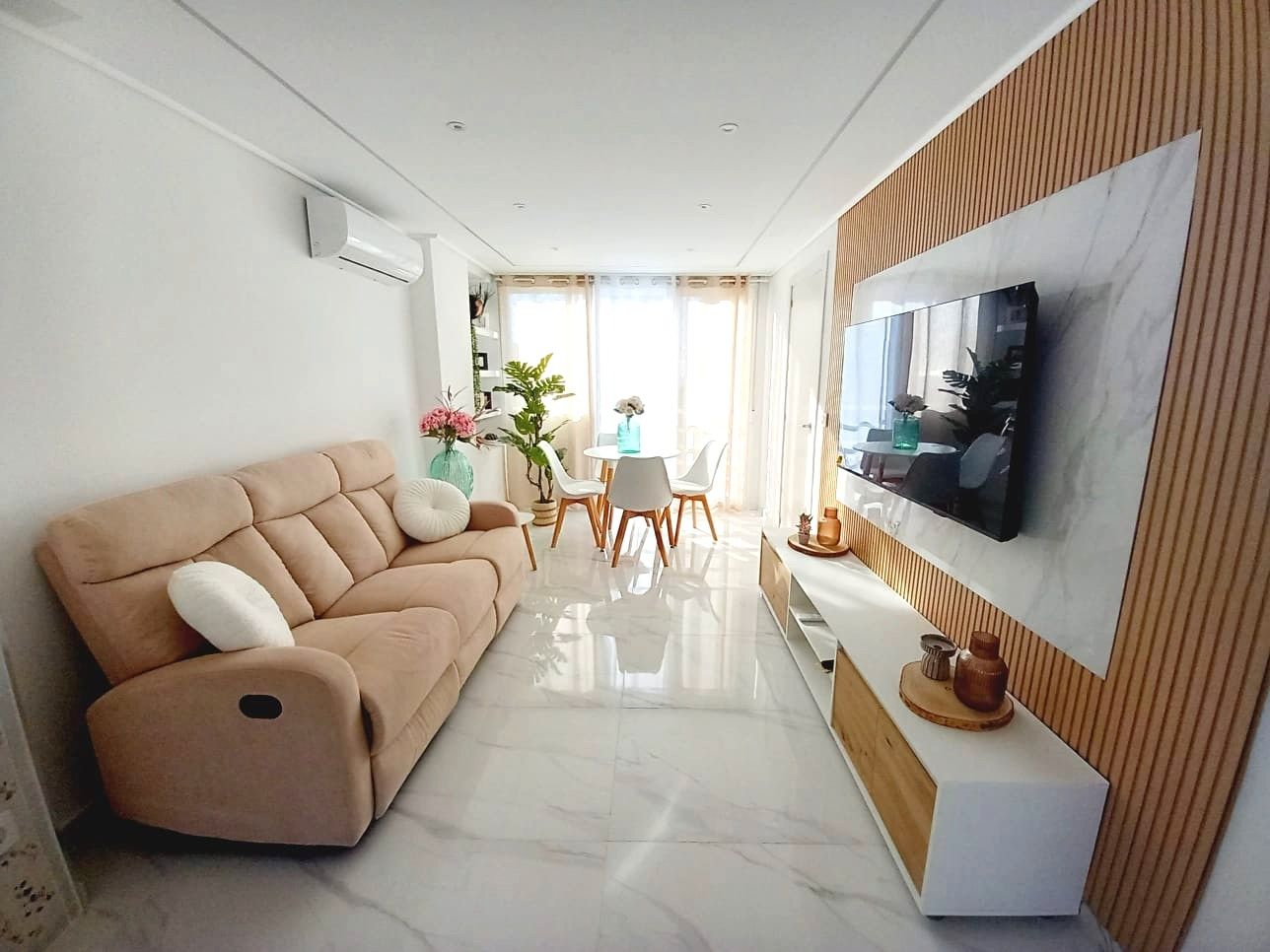 Living room of Flat for sale in Benidorm  with Air Conditioner, Terrace and Furnished