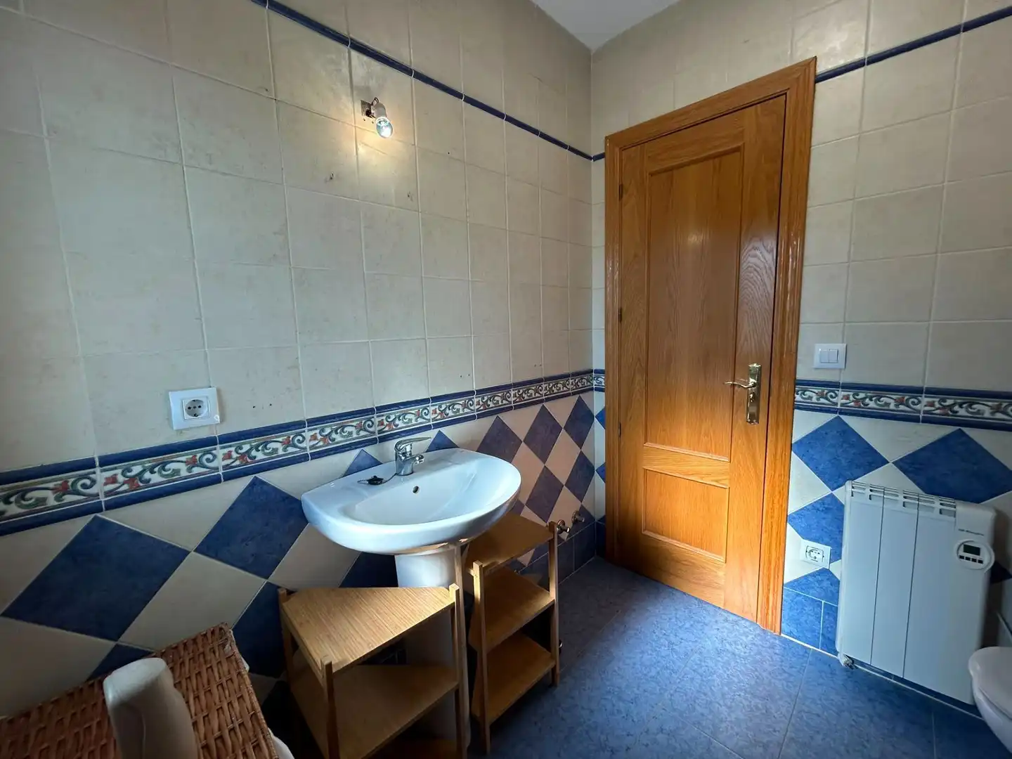 Badezimmer von Maisonette zum Verkauf in Pepino mit Klimaanlage und Heizung