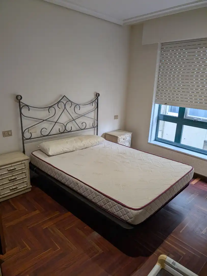 Dormitori de Apartament en venda en Pontevedra Capital  amb Calefacció, Parquet i Moblat