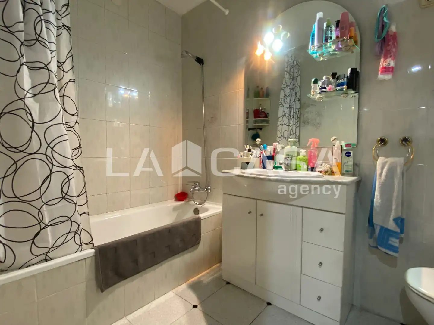 Baño de Piso en venta en Santa Coloma de Gramenet con Calefacción y Balcón