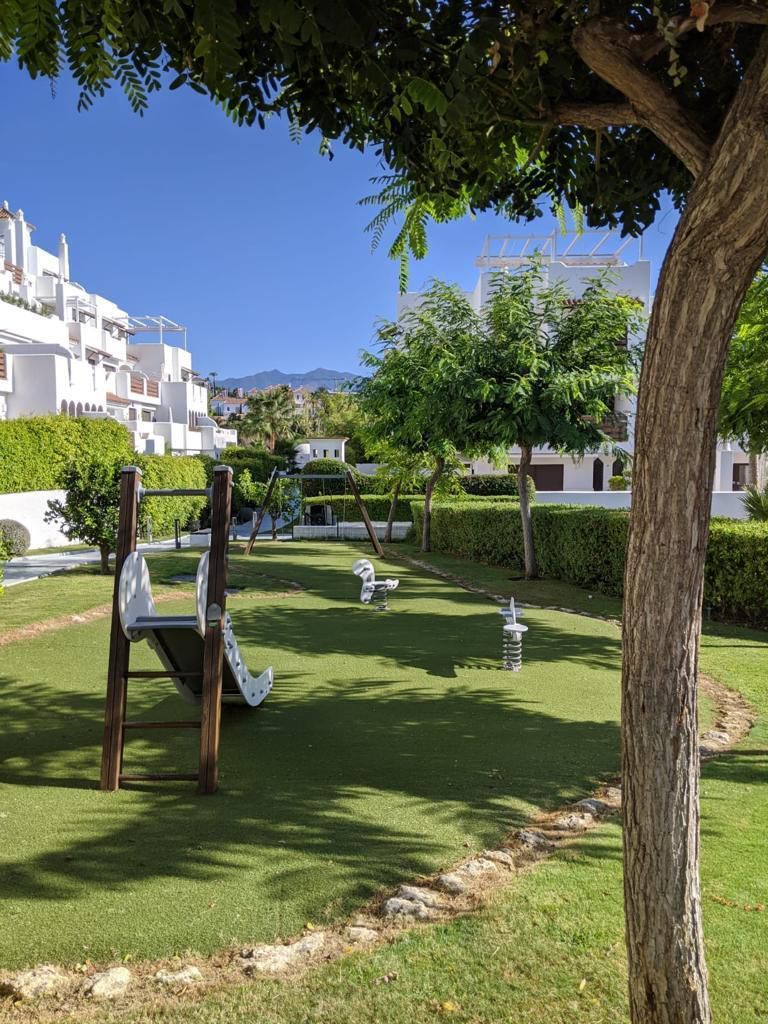 Jardí de Apartament de lloguer en Estepona amb Terrassa i Piscina comunitària