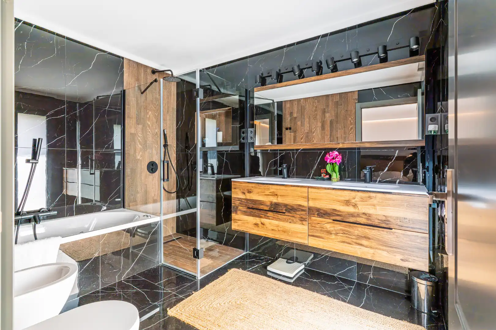 Bathroom of Houses for sale in Majadahonda  with Air Conditioner, Heating and Private garden