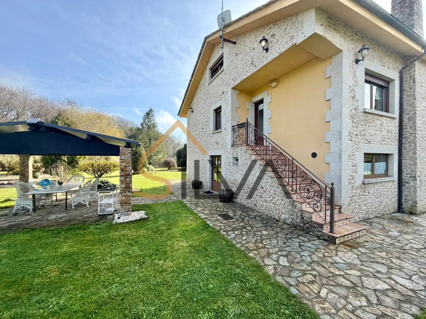 Vista exterior de Casa o xalet en venda en Lugo amb Calefacció, Jardí privat i Parquet