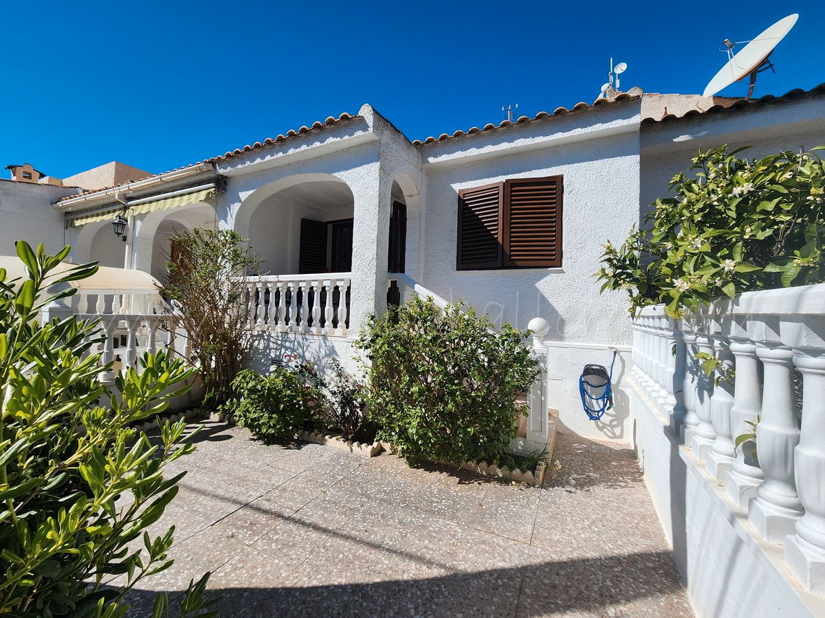 Vista exterior de Casa o xalet en venda en Pilar de la Horadada amb Aire condicionat, Calefacció i Jardí privat