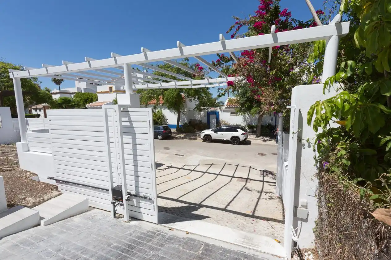 Vista exterior de Casa o chalet de alquiler en Sanlúcar de Barrameda con Aire acondicionado, Jardín privado y Terraza