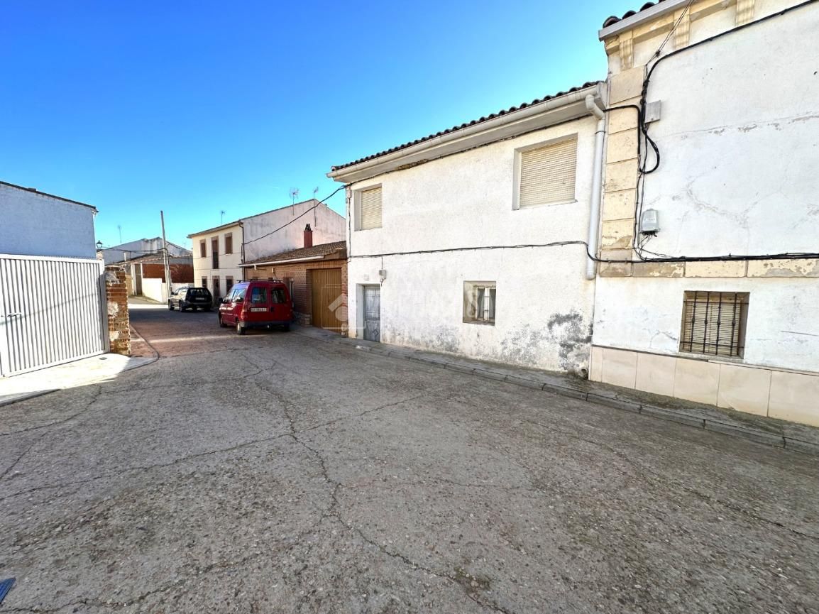 Exterior view of Single-family semi-detached for sale in Fuentenovilla