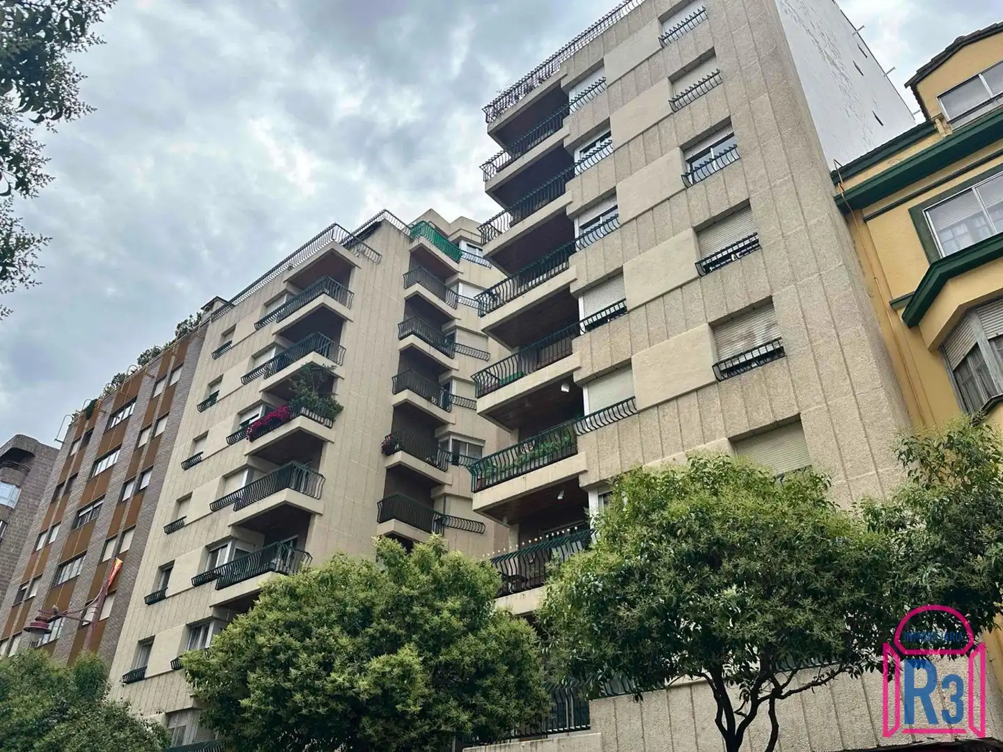 Vista exterior de Piso en venta en León Capital  con Calefacción y Terraza