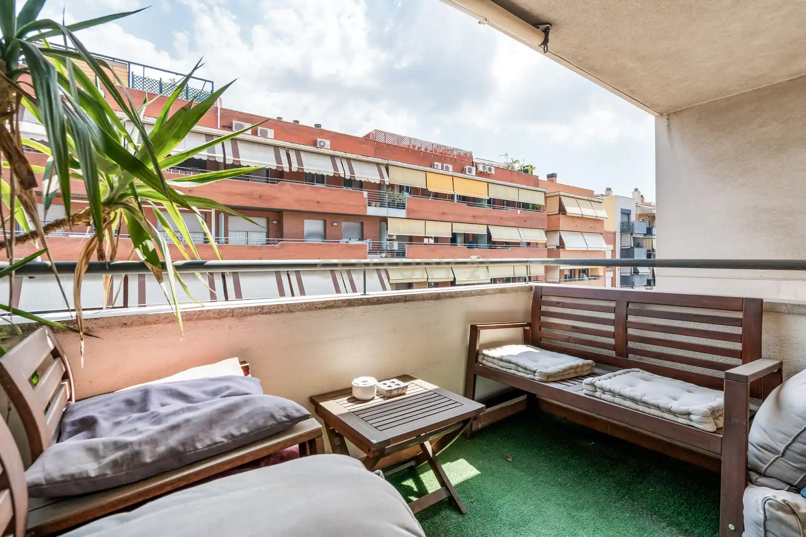 Terrassa de Apartament en venda en Sant Joan Despí amb Aire condicionat i Piscina comunitària