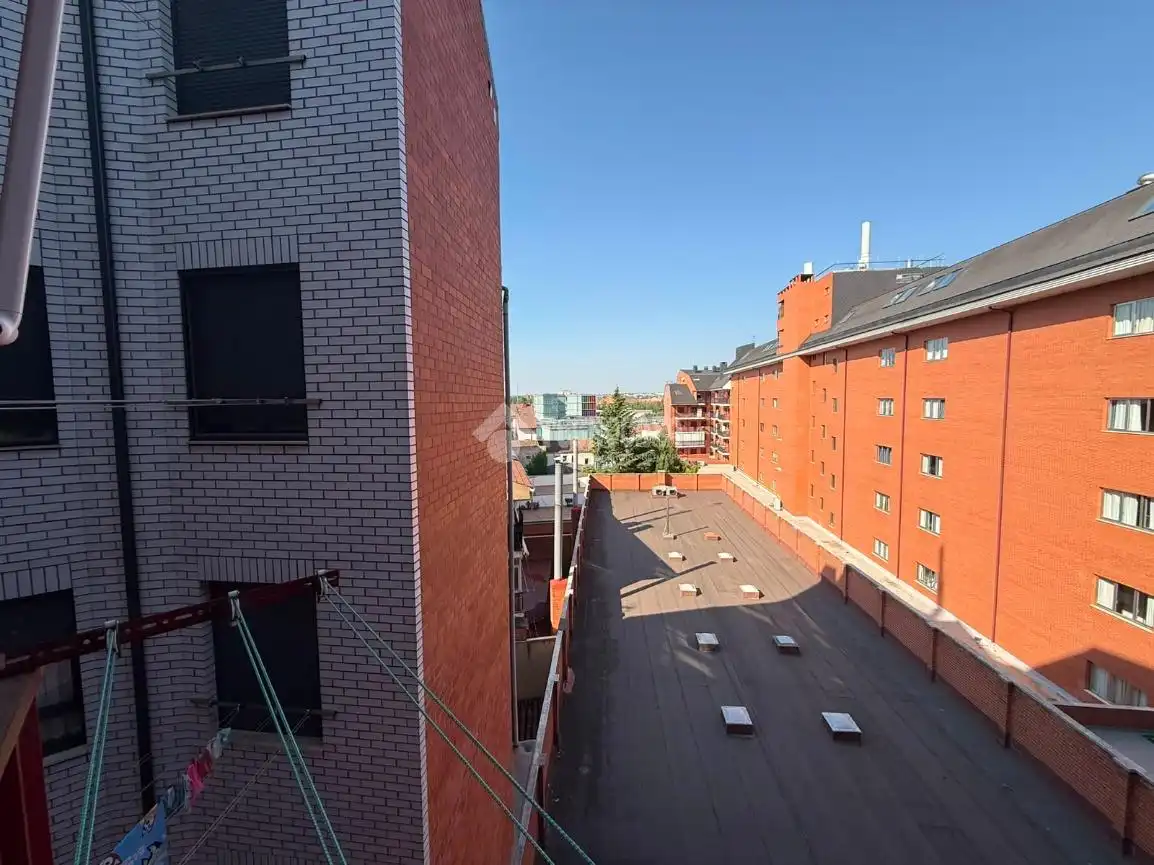 Vista exterior de Pis en venda en León Capital  amb Calefacció, Parquet i Terrassa