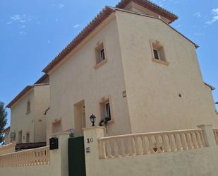 Vista exterior de Casa adosada en venda en Calpe / Calp amb Aire condicionat, Calefacció i Jardí privat