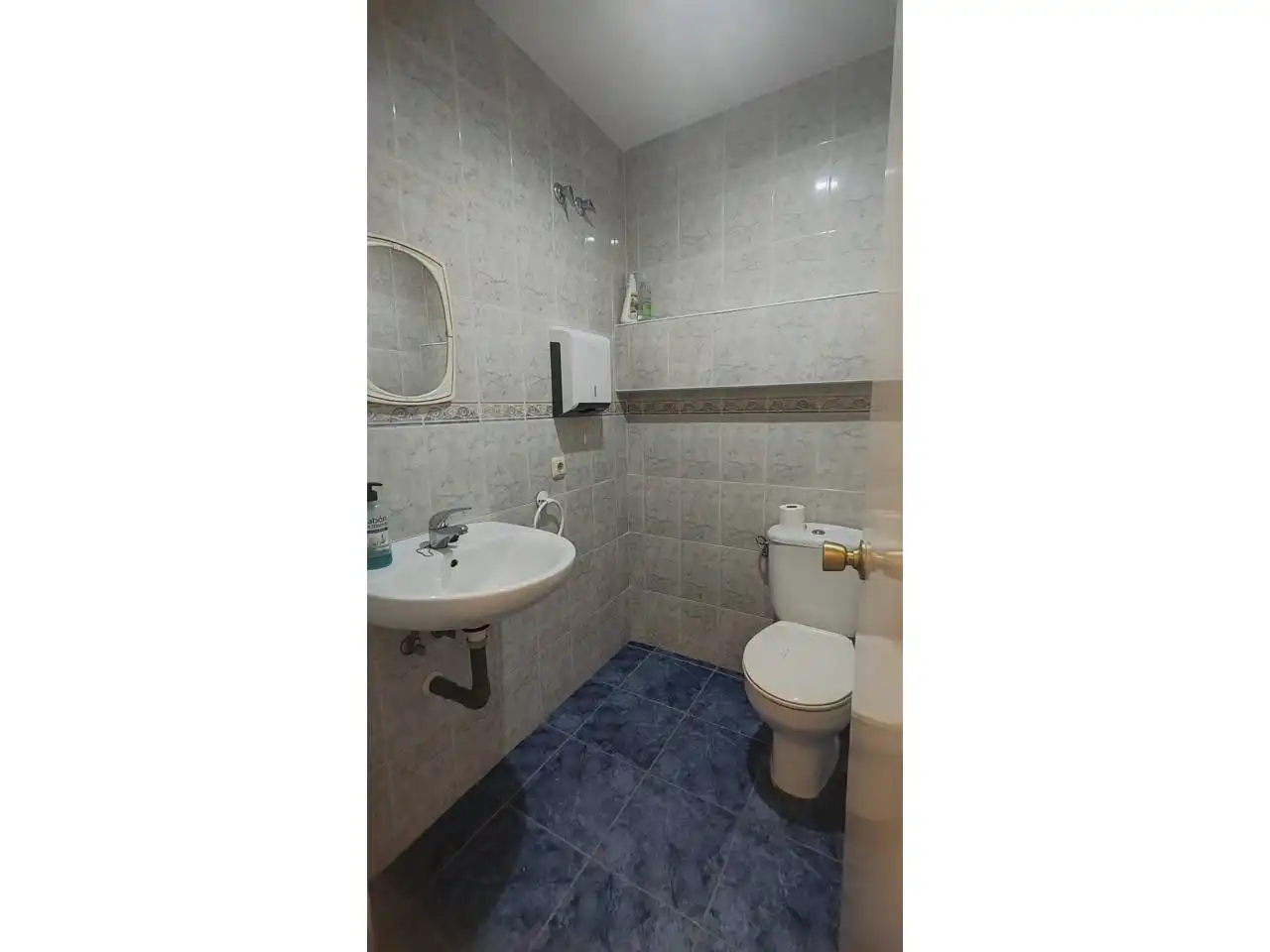 Baño de Local de alquiler en Málaga con Aire acondicionado