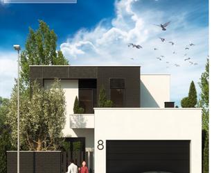 Vista exterior de Casa adosada en venda en Plasencia amb Jardí privat, Terrassa i Piscina