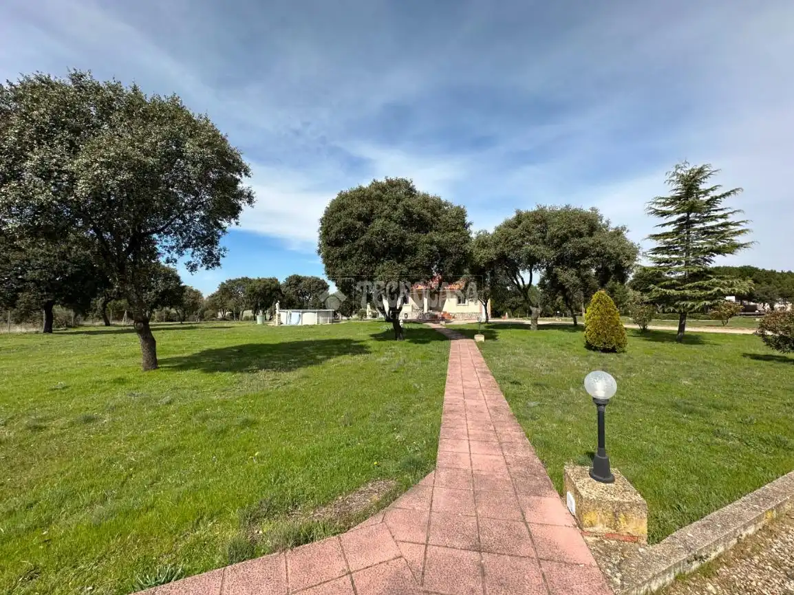 Finca rústica en venda en Málaga del Fresno amb Calefacció, Piscina i Moblat