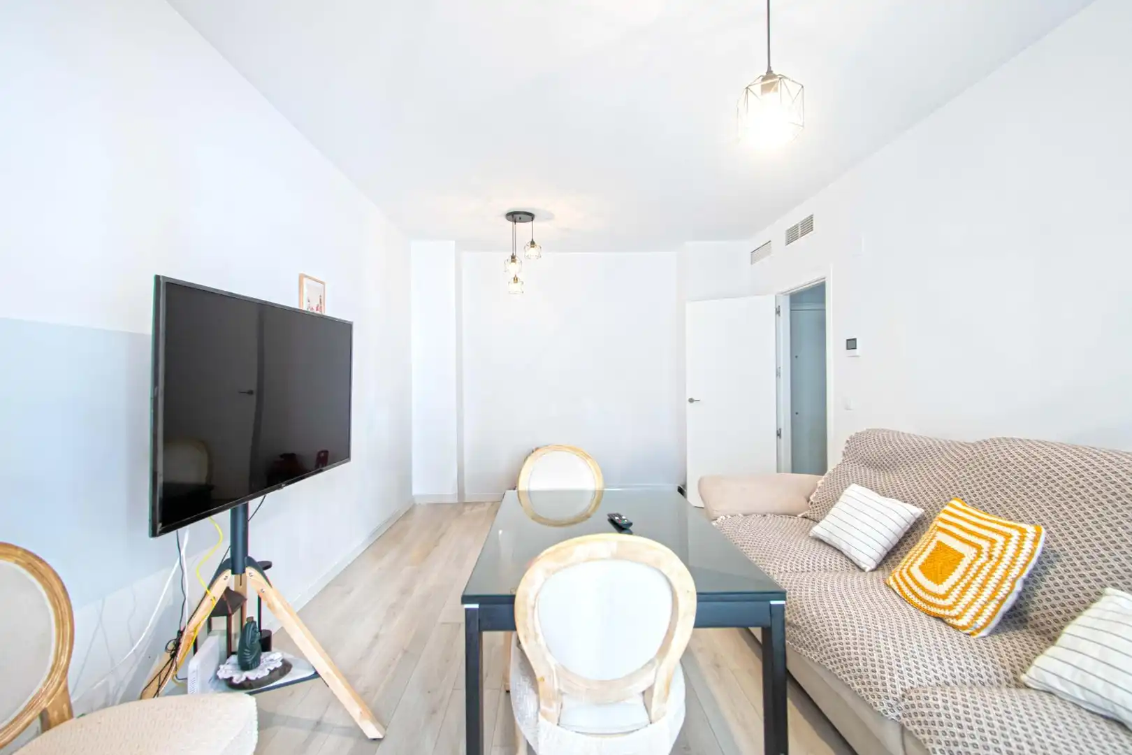 Living room of Flat for sale in Sevilla  with Air Conditioner, Heating and Private garden