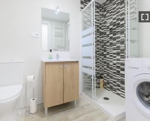 Bathroom of Flat to rent in  Madrid Capital  with Air Conditioner and Balcony