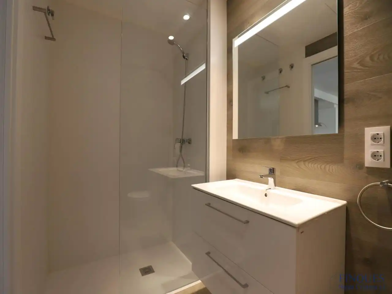 Badezimmer von Wohnung zum Verkauf in Santa Cristina d'Aro mit Klimaanlage, Heizung und Privatgarten