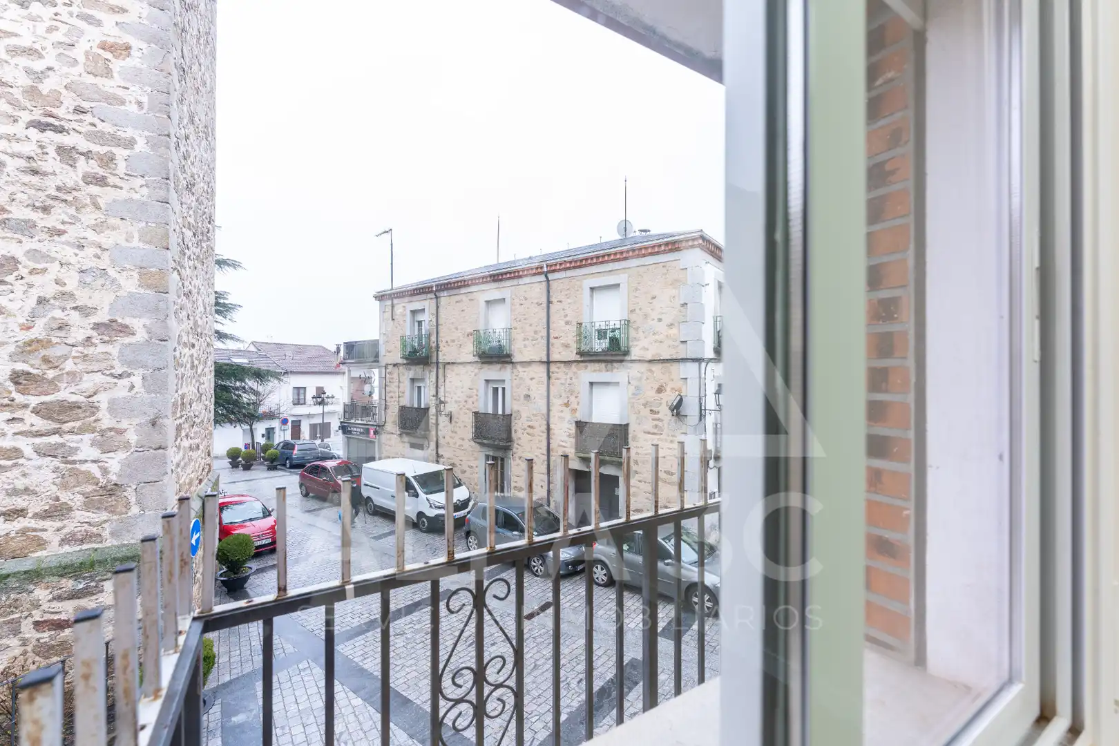 Außenansicht von Wohnung zum Verkauf in Miraflores de la Sierra mit Heizung, Terrasse und Ofen