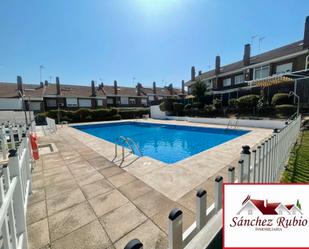 Piscina de Casa adosada en venda en Las Rozas de Madrid amb Aire condicionat, Calefacció i Jardí privat