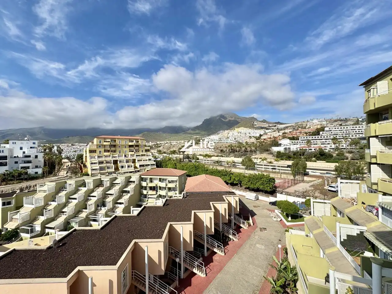 Vista exterior de Piso en venta en Adeje con Aire acondicionado, Terraza y Piscina comunitaria