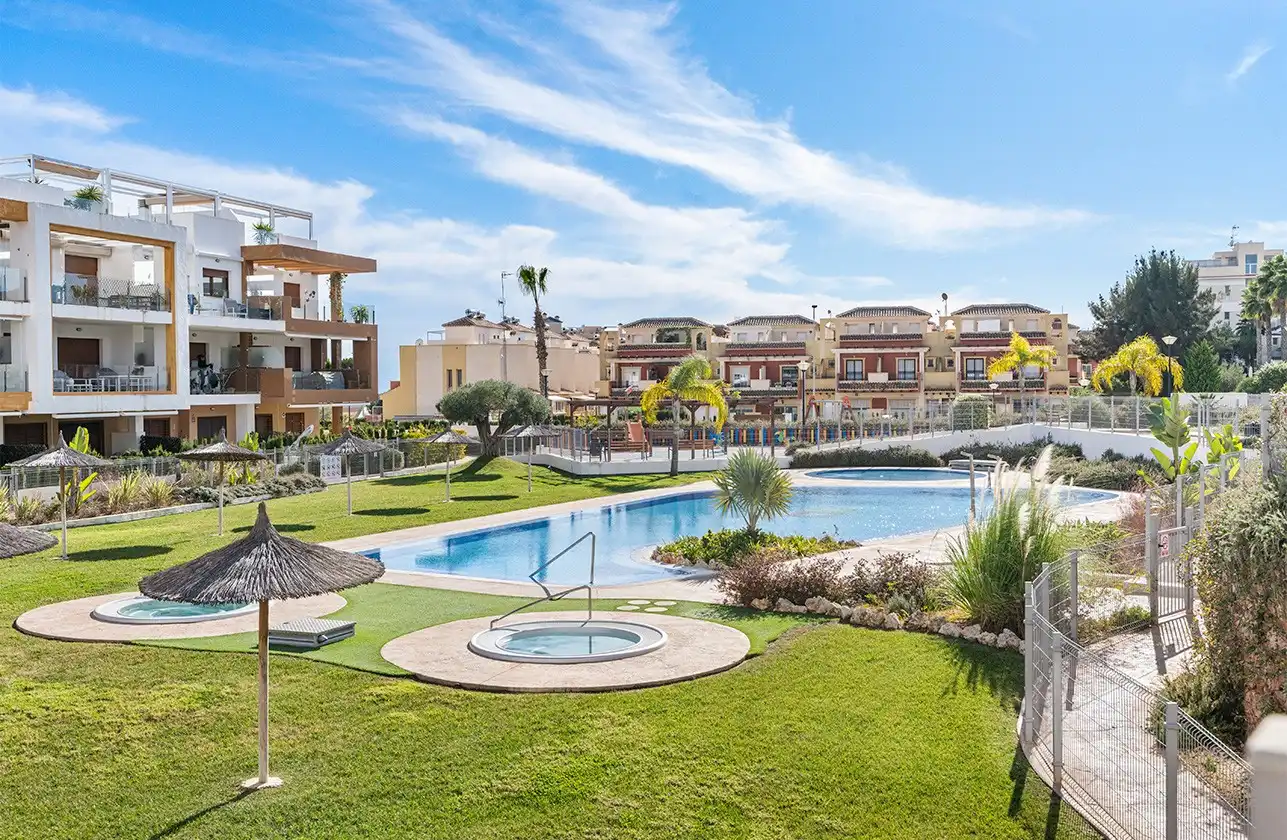 Vista exterior de Apartament en venda en Orihuela amb Aire condicionat, Calefacció i Jardí privat