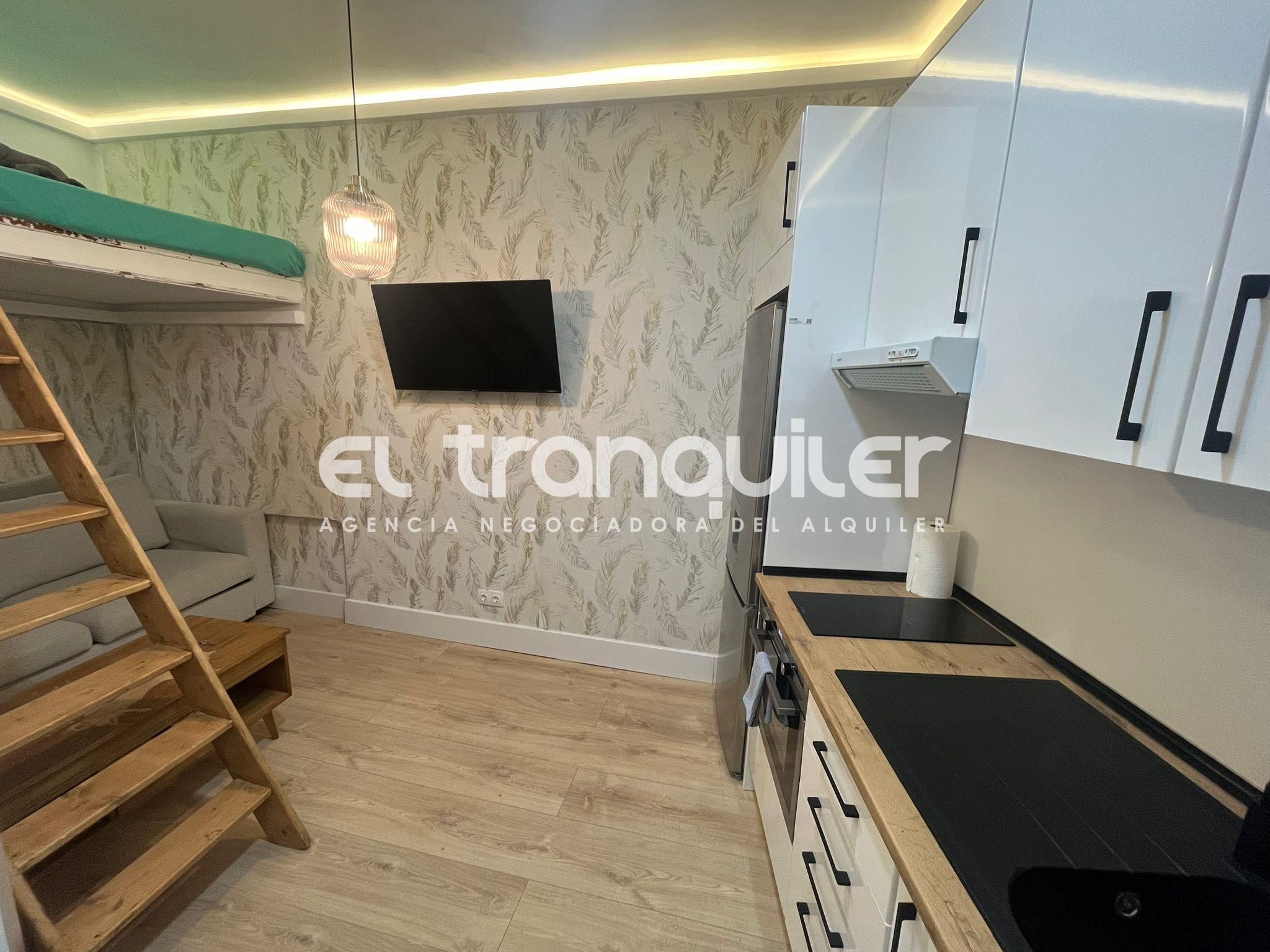 Cuina de Estudi de lloguer en  Madrid Capital amb Aire condicionat, Parquet i Moblat