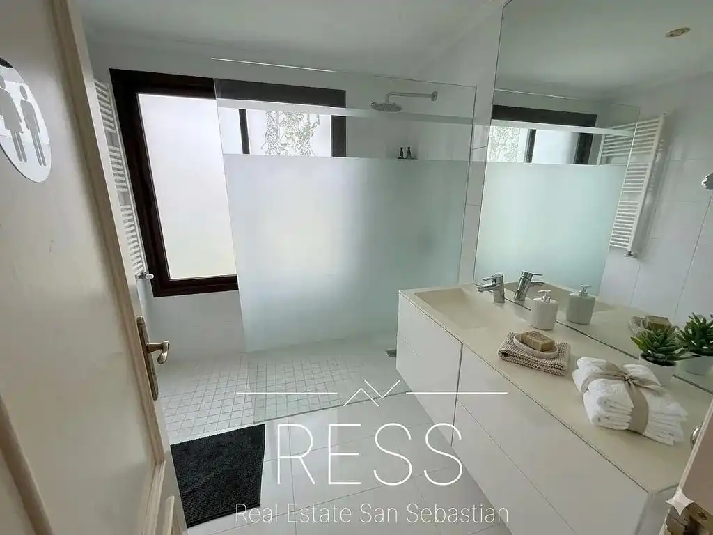 Bany de Casa o xalet en venda en Hondarribia amb Aire condicionat, Jardí privat i Terrassa