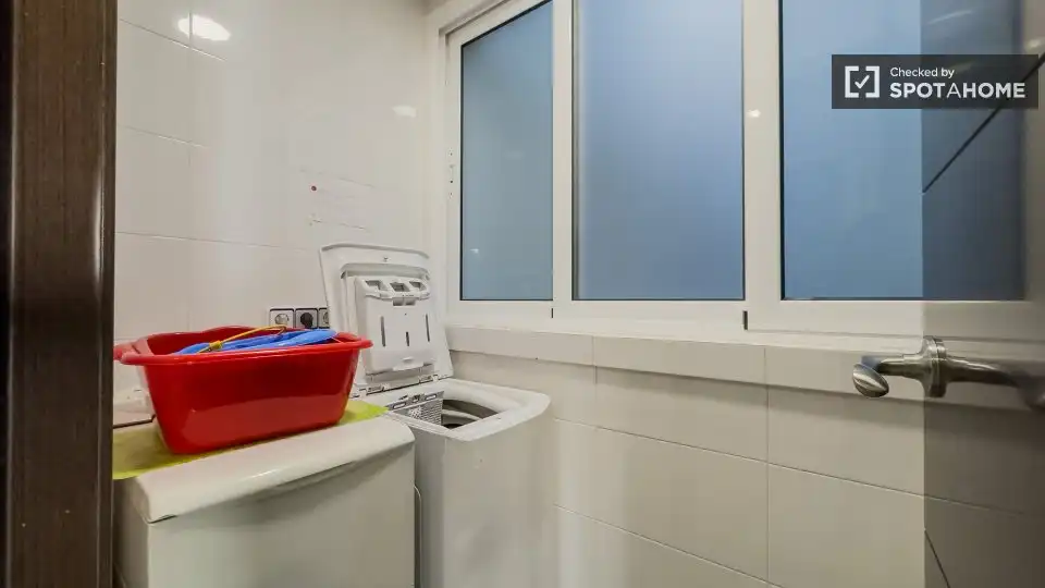 Bathroom of Flat for share in Barcelona  with Air Conditioner, Heating and Furnished