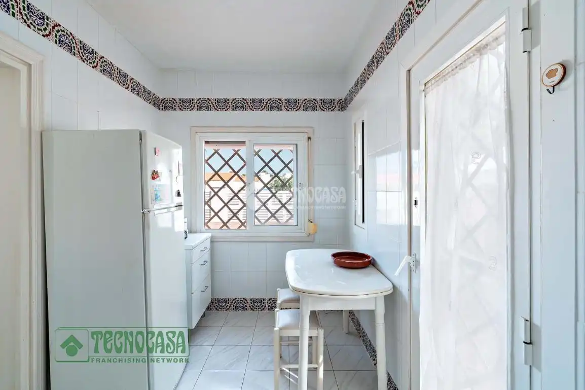 Cuina de Casa o xalet en venda en Roquetas de Mar amb Calefacció, Terrassa i Alarma