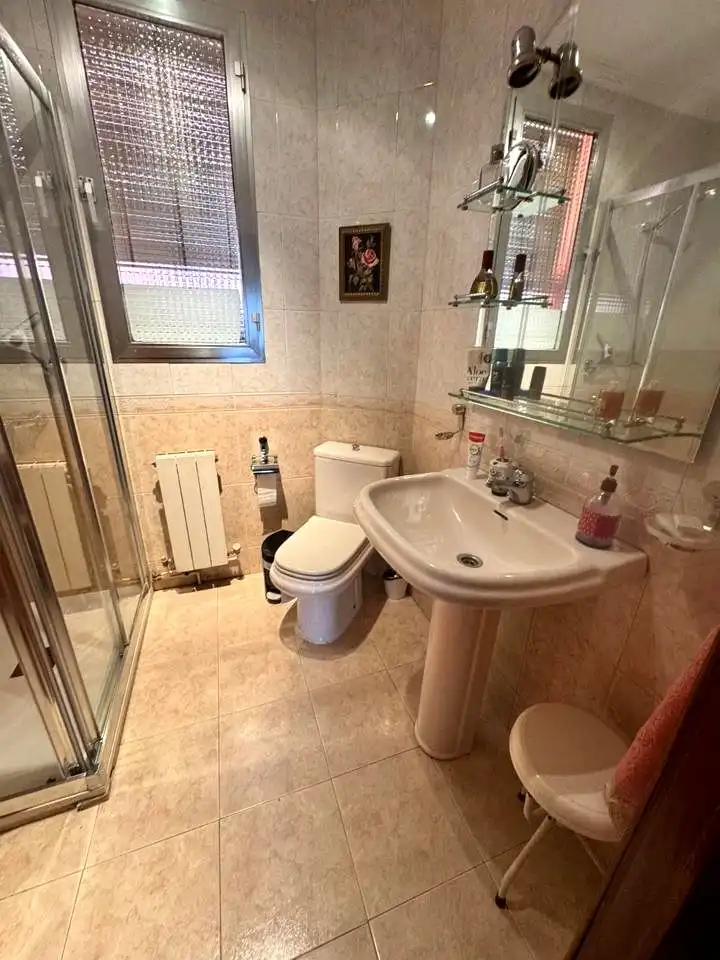 Bathroom of Flat for sale in Madrid  with Heating, Furnished and Alarm
