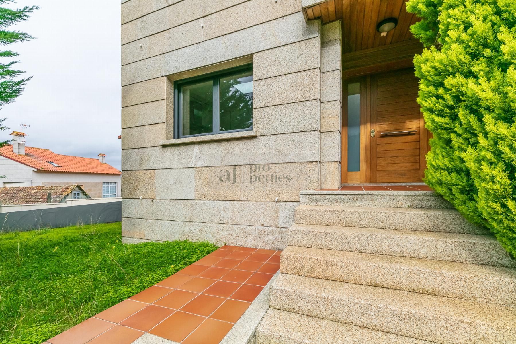 Vista exterior de Casa o chalet en venta en Vigo  con Calefacción, Parquet y Terraza