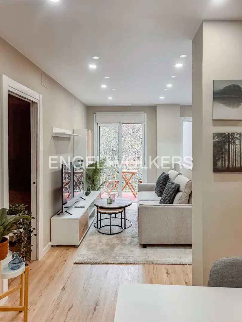 Flat with terrace to rent in Eixample