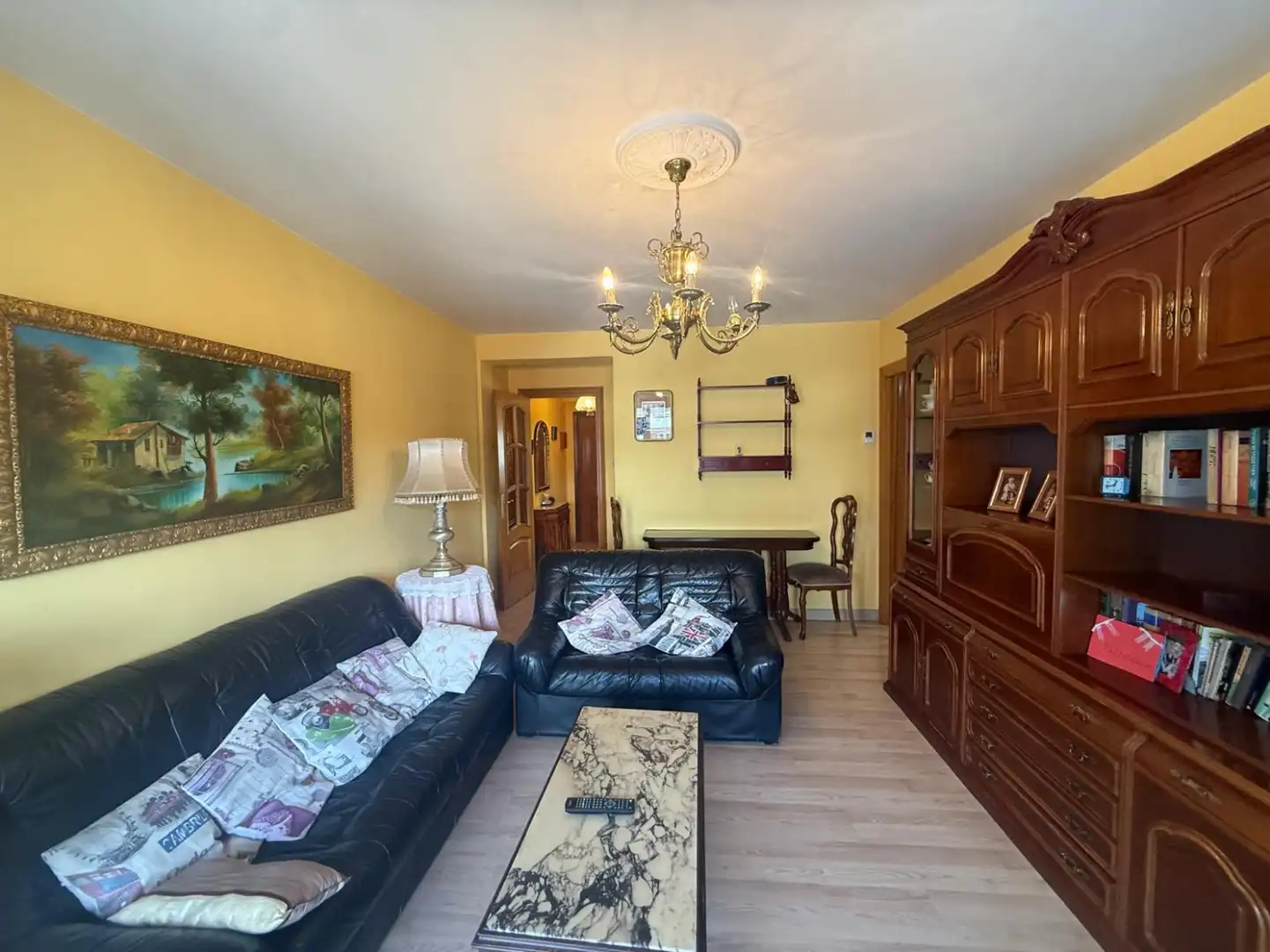 Sala de estar de Piso en venta en Avilés con Calefacción, Terraza y Amueblado