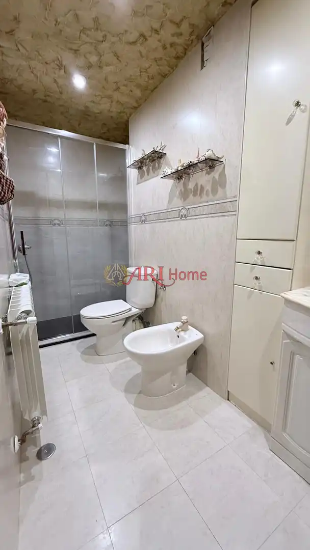 Bathroom of Flat for sale in Madrid  with Air Conditioner and Heating