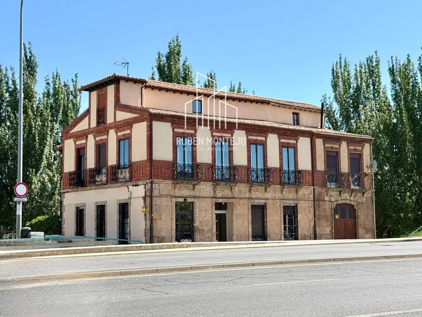 Außenansicht von Einfamilien-Reihenhaus zur Miete in Salamanca mit Heizung, Terrasse und Abstellraum