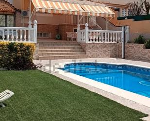 Piscina de Casa adosada en venda en Badajoz Capital amb Aire condicionat, Calefacció i Jardí privat