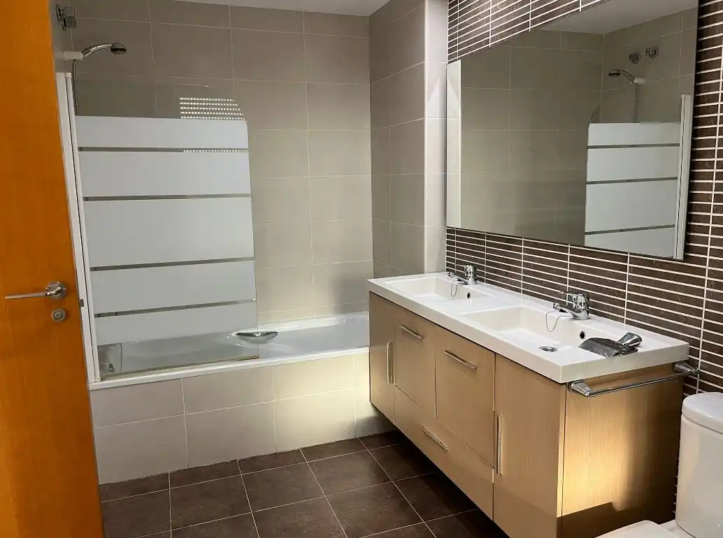 Badezimmer von Einfamilien-Reihenhaus zur Miete in Alcàsser mit Klimaanlage, Heizung und Terrasse