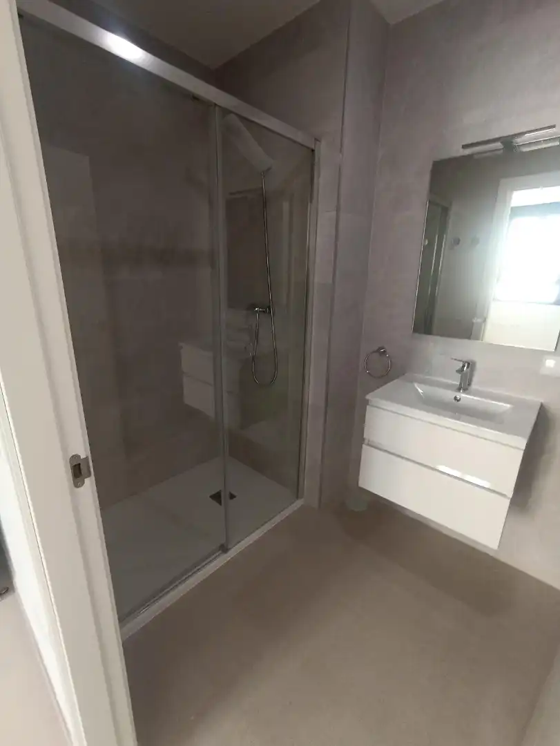 Badezimmer von Wohnung zur Miete in Sevilla mit Klimaanlage, Terrasse und Abstellraum
