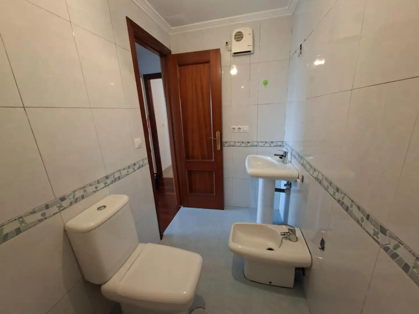 Badezimmer von Wohnungen zum Verkauf in Vilagarcía de Arousa mit Parkett