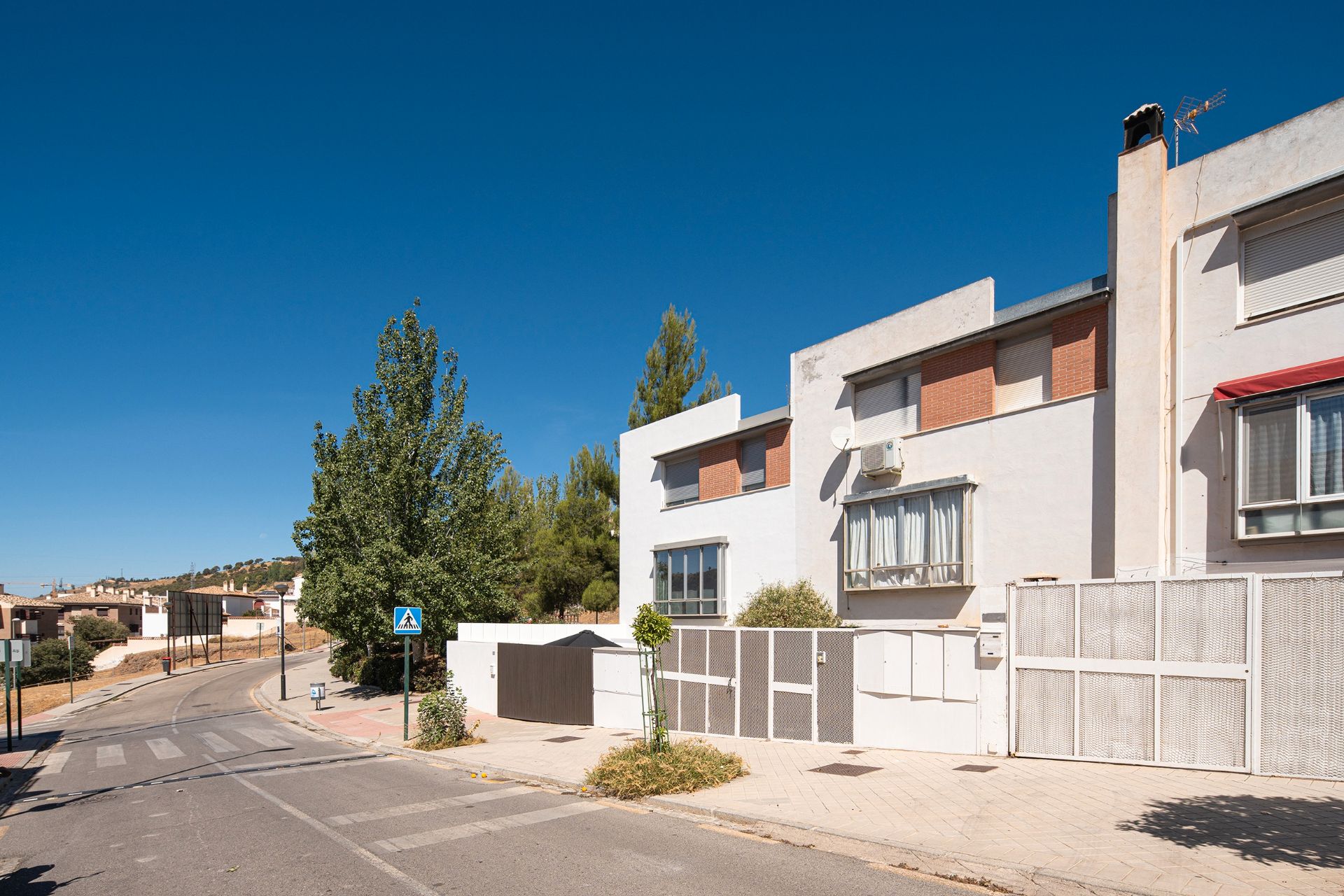 Vista exterior de Casa adosada en venta en  Granada Capital con Calefacción, Jardín privado y Terraza